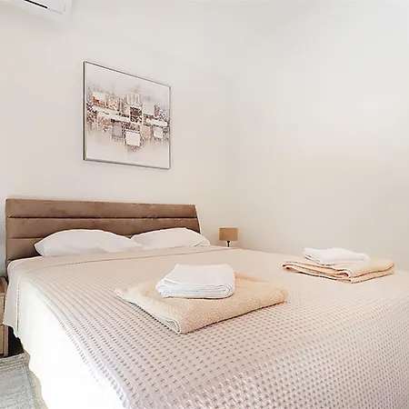 Nikola Luxury 2 Bedrooms 5 Guests ニキティ